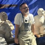 MANUEL DE FRANCESCO: El escultor que celebra la vida entre arcillas, silencios y hombres-niños