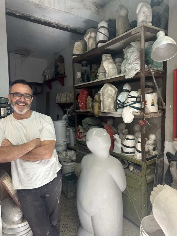 MANUEL DE FRANCESCO: El escultor que celebra la vida entre arcillas, silencios y hombres-niños