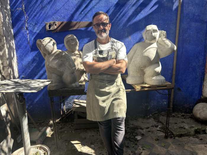 MANUEL DE FRANCESCO: El escultor que celebra la vida entre arcillas, silencios y hombres-niños