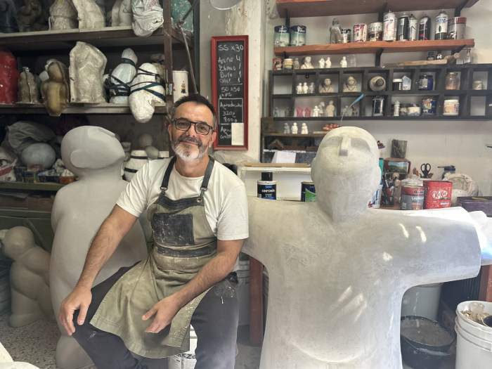 MANUEL DE FRANCESCO: El escultor que celebra la vida entre arcillas, silencios y hombres-niños