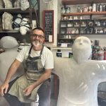 MANUEL DE FRANCESCO: El escultor que celebra la vida entre arcillas, silencios y hombres-niños