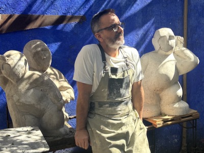 MANUEL DE FRANCESCO: El escultor que celebra la vida entre arcillas, silencios y hombres-niños