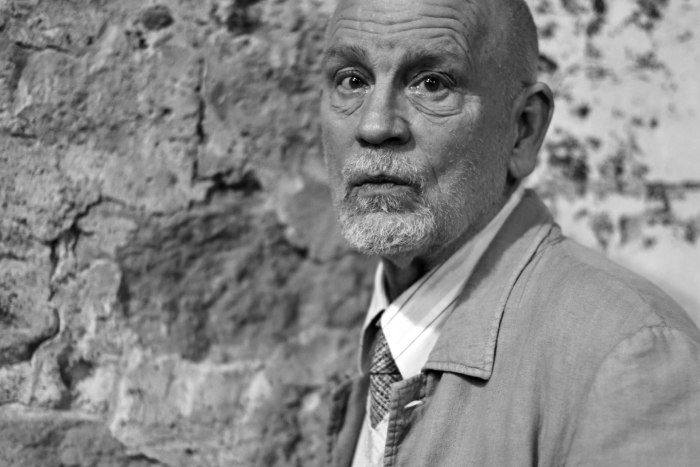 John Malkovich llega a Buenos Aires con una obra incómoda, intensa y profundamente actual