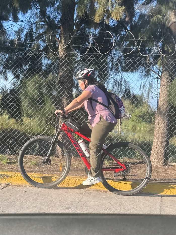 En bici sin casco en Bancalari y Nordelta: sin controles, sin bicisendas y con riesgo creciente