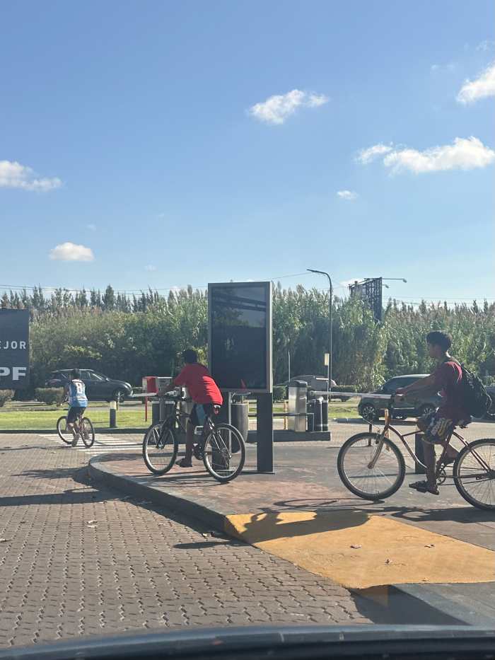 En bici sin casco en Bancalari y Nordelta: sin controles, sin bicisendas y con riesgo creciente