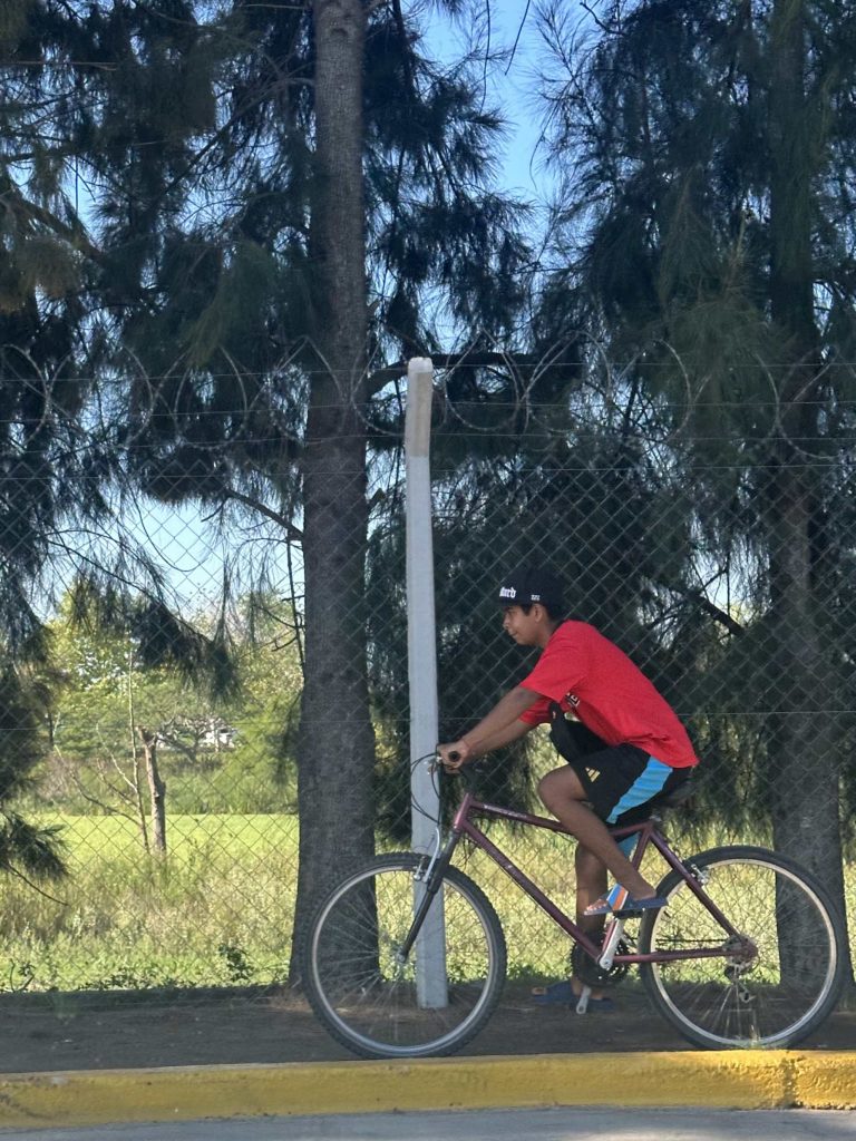 En bici sin casco en Bancalari y Nordelta: sin controles, sin bicisendas y con riesgo creciente