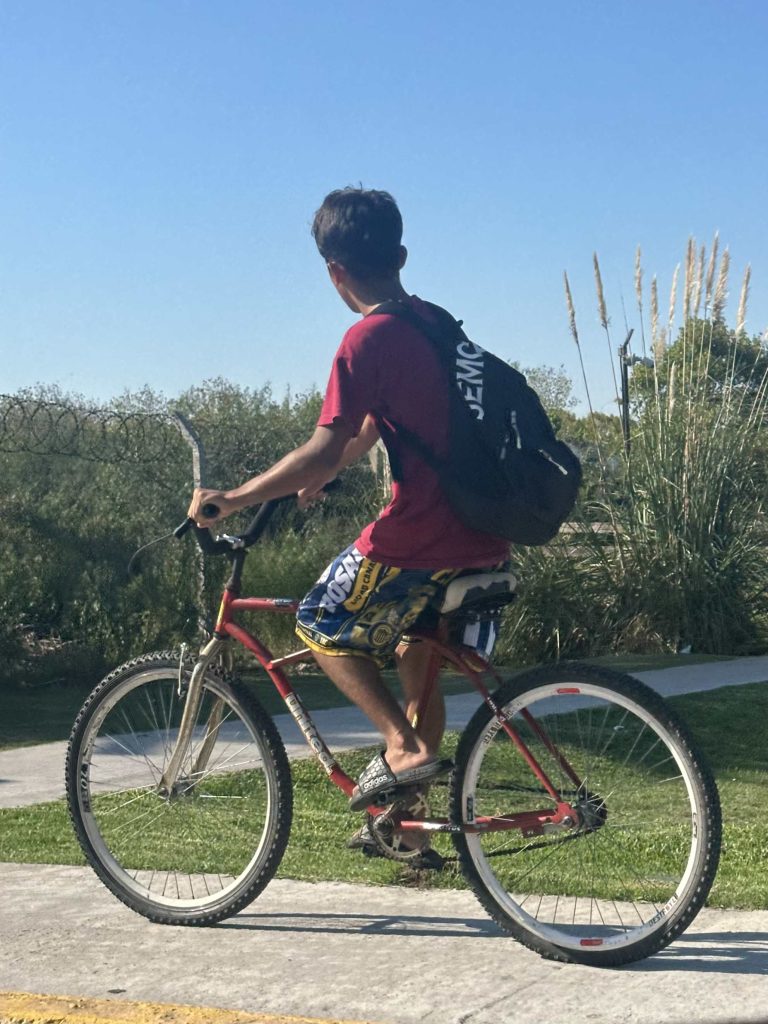En bici sin casco en Bancalari y Nordelta: sin controles, sin bicisendas y con riesgo creciente