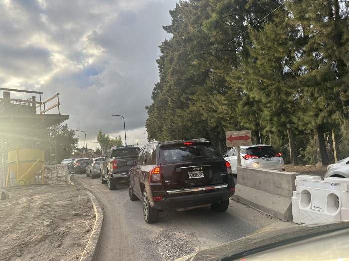 Vuelta al cole y caos de tránsito en Bancalari: quejas por embotellamientos cerca del Colegio Andersen y en accesos a barrios