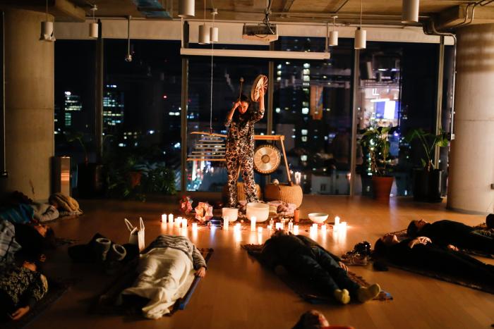 Baño de sonido: la experiencia sensorial que ayuda a bajar el estrés y equilibrar el sistema nervioso