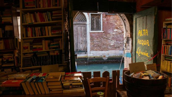 Turismo literario: la forma de viajar que invita a recorrer ciudades como si fueran una historia