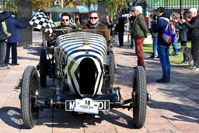 Autos que hicieron historia volvieron a recorrer el camino hacia Tigre