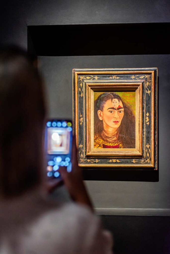 SAC, Semana de la Alta Costura by Elina Costantini, presenta “Viva Frida” en el Malba
